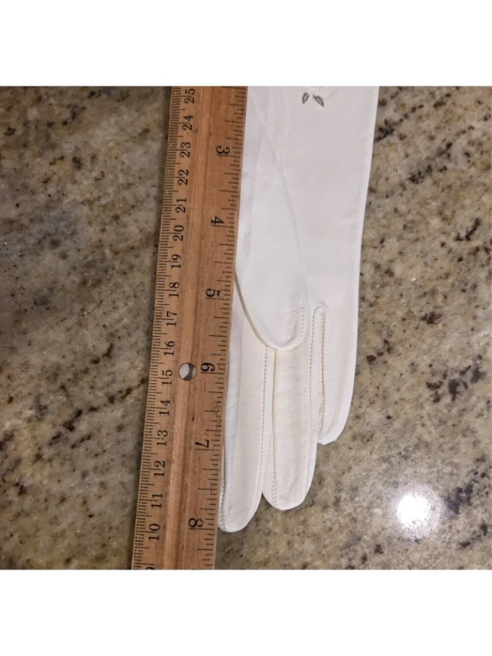 Vintage Womens Size S 6.5 White Leather Formal Gloves Embroidered Flower Dainty